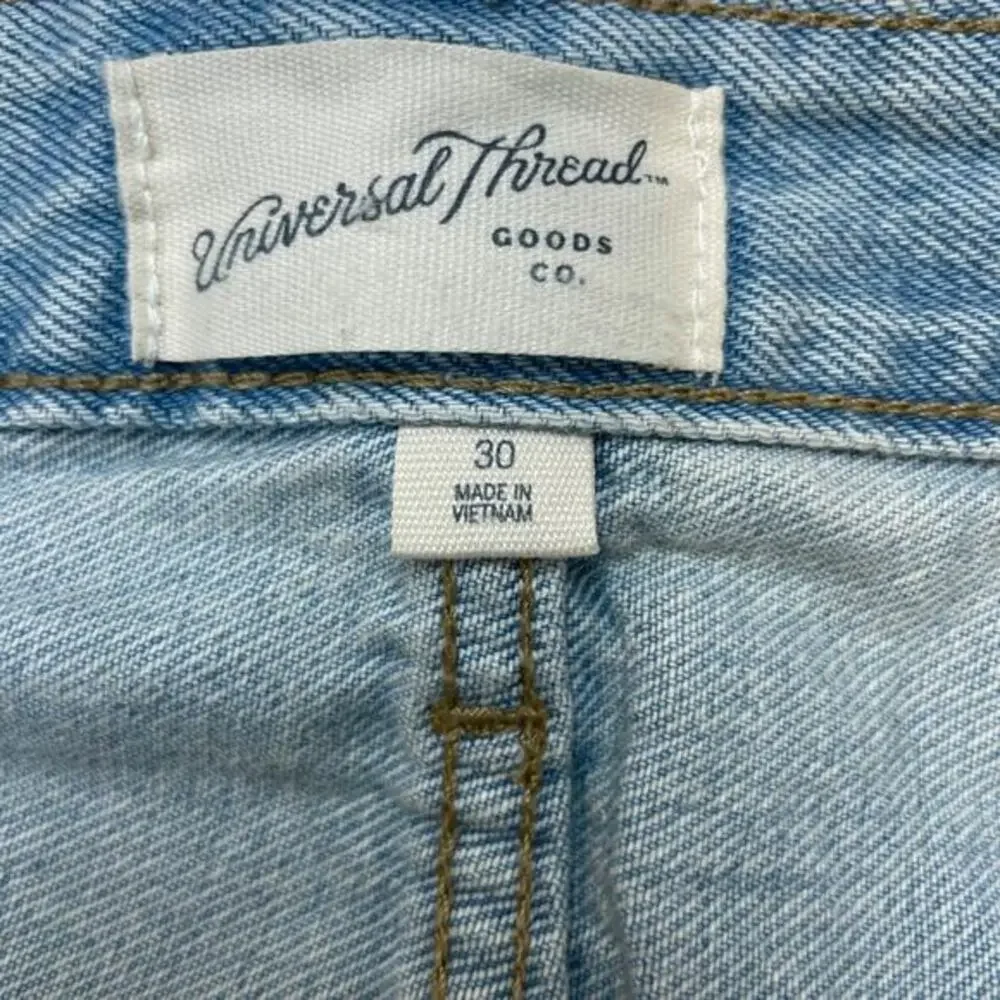Universal Thread Women's Mid Rise‎ 90's Baggy Denim Shorts Light Wash Size 30